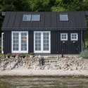 Fiskerhus i vandkanten ved Kolding Fjord
