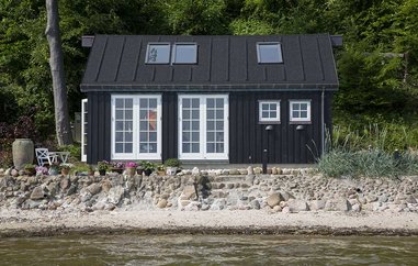 Fiskerhus i vandkanten ved Kolding Fjord