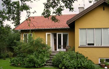 Den funktionelle villas facade vil ofte være pudset og malet hvid eller gul.