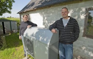Varmepumpen bliver placeret i en boks uden for dit hus.