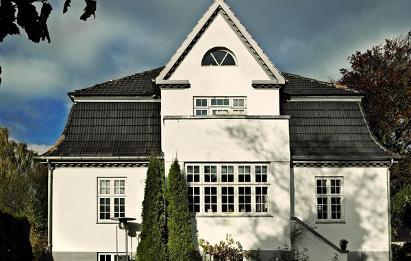 Patriciervillaen har ofte ekstravagante detaljer og materialer som f.eks. sortglaserede teglsten.