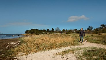I sommerhuset trækker vi stikket ud og går i fritidsmode