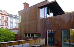 Norsk arkitekttegnet hus beklædt med plader af cortenstål, der ruster i overfladen)