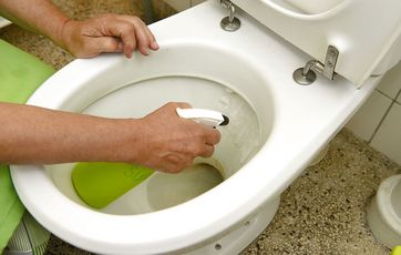 Fjern kalk fra toilettet.