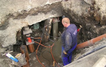 Presning af stålpæle under eksisterende fundament.
Foto: Venligst udlånt af Dansk fundering.