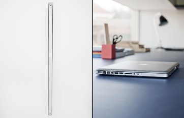 lysstofrør og bord med computer