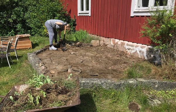 Mette og Ødegård Mette laver havearbejde på ødegården i sverige.