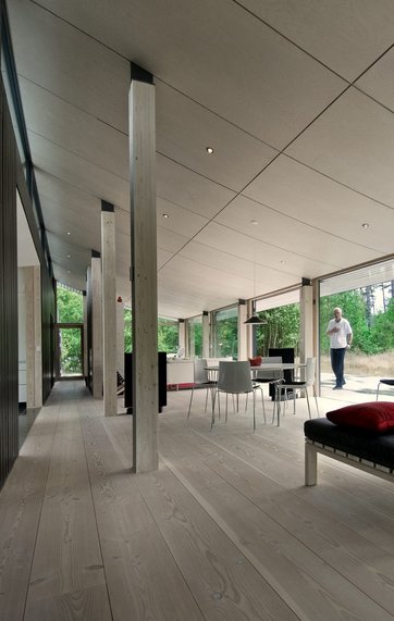 Kig igennem den 15 meter lange stue med loft, som buer indad.