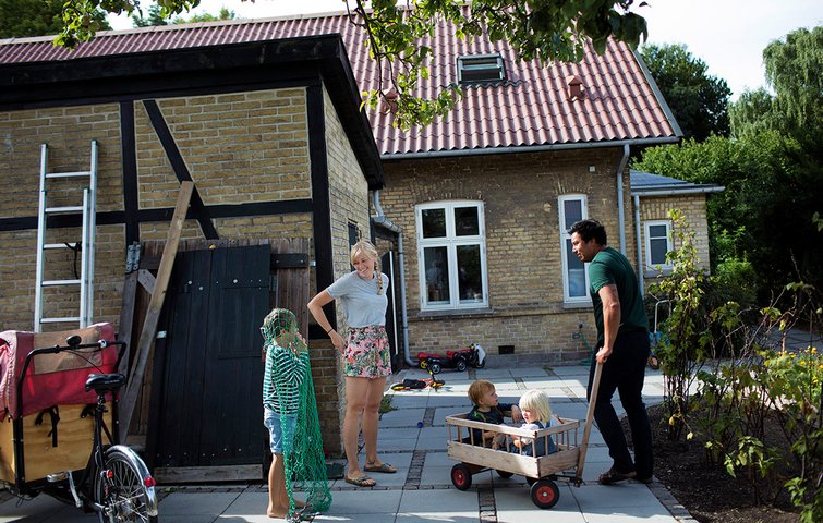 Mette Borst med sin familie i det nyindkøbte hus i Albertslund