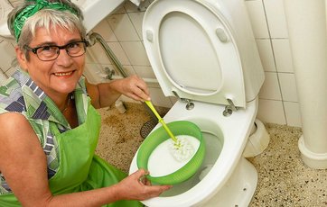 Hvis der STADIG er brune striber i toilettet: Bland 2 spsk. vaskepulver til hvid vask og 1 liter kogende vand. Foto: Tommy Verting.
