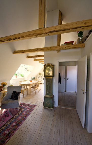 Taglejlighed, skrå vægge, bornholmerur, hems.
Tilbygning, vinduesparti, altan på taget.