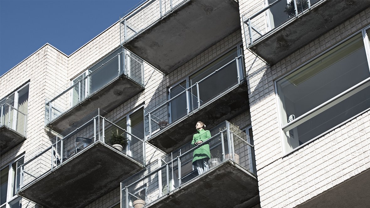 Præst i Ørestad Kirke, Rikke Weissfeld, på altanen i sin præstebolig
