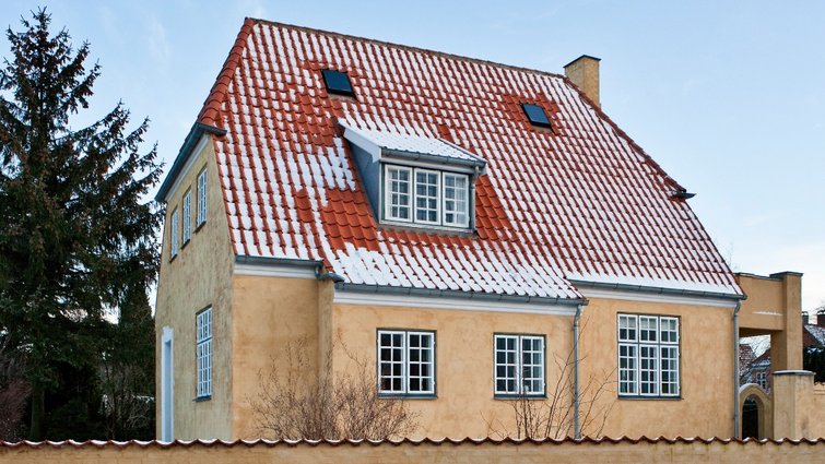 Parcelhus med gulmalet facade