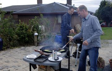 mand ved grill mand ved grill