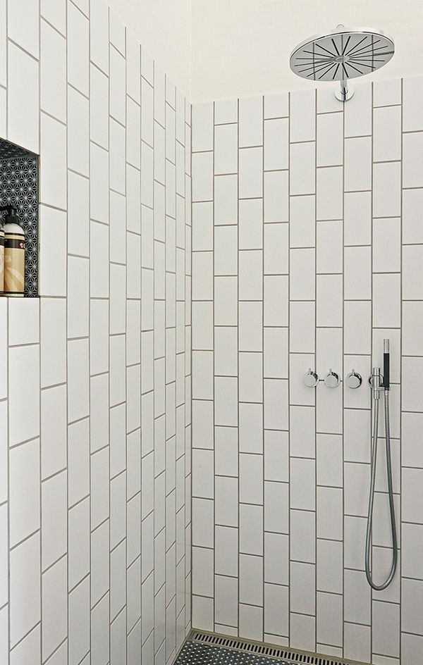 Fliseinspiration2 Bruseniche med aflange hvide keramiske, glaserede fliser, der sidder forskudt på højkant.