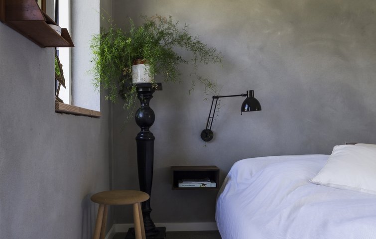 Taburet, opsats med plante, lampe og lille reol