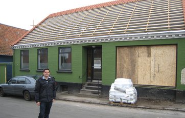 Udvekslingsstuderende på bygningskonstruktøruddannelsen (VIAUC) Dominique Delaissé fra Belgien skrev afgangsprojekt om bæredygtig økonomi i energirenovering – og brugte netop huset i Nexø som case. Foto: Henrik Blyt