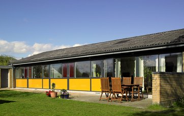 Husets havefacade mod vest efter energirenoveringen.