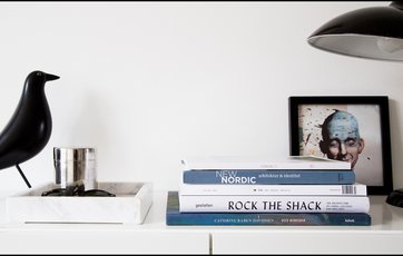 skænk bøger mamor lampe