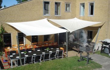 Få skygge på din terrasse fra skyggesejl. De fås i mange forskellige former og størrelser i byggemarkeder.