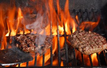 hakkebøffer på grill hakkebøffer på grill