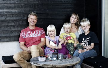 familie samlet uden for