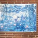 Plakat i en kantine af Claude Monets maleri ”Nympheas”