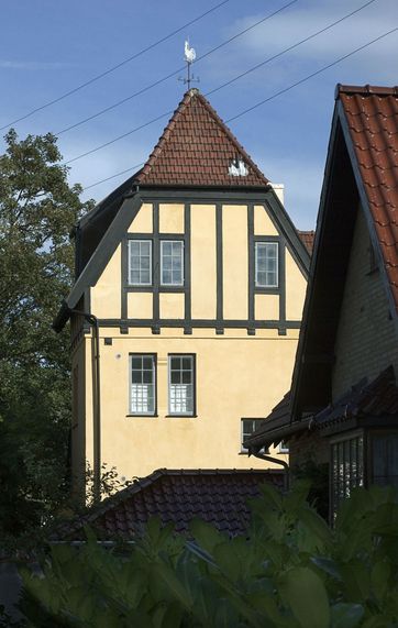 Facade med bindingsværk i gammel etageejendom.
