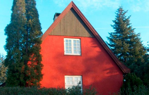 Parcelhus med rødmalet ydervæg Parcelhus med rødmalet ydervæg