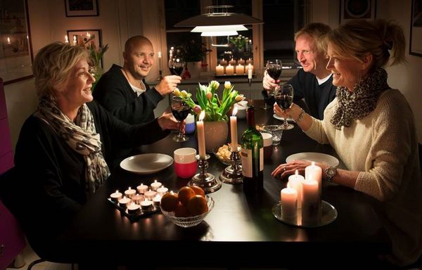 hyggelig middag med stearinlys på bordet