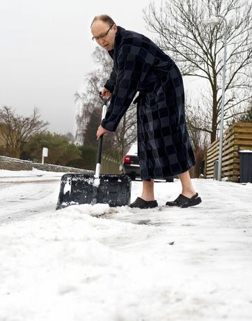 Som hovedregel skal du holde vejbanen ud for hele din grund fri for sne ud til midten af vejen. Foto: Tommy Verting