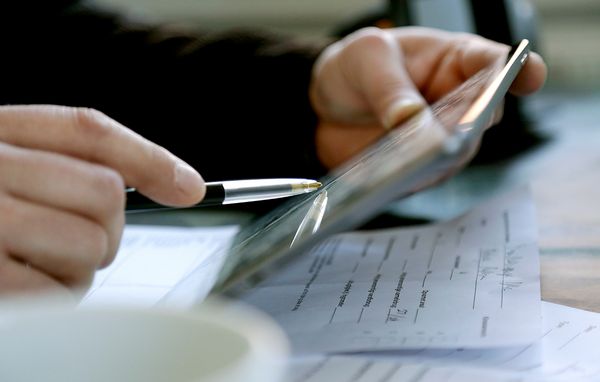 Person sidder og regner på økonomi på sin iPad