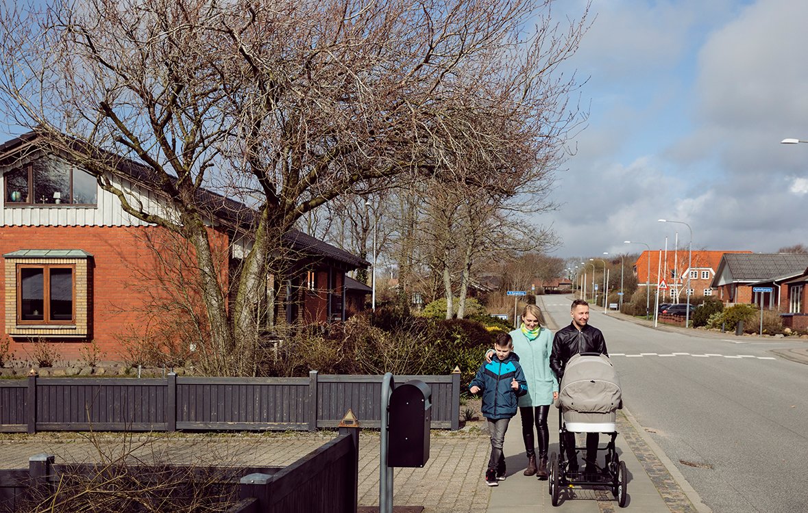 : Veronika og Daniel med barnevogn og Veronikas søn foran deres hus i Lem
