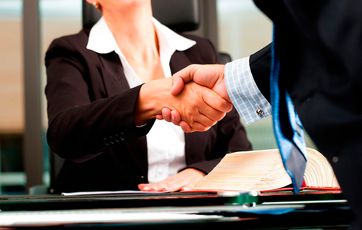 Bl.a. skal en ejendomsmægler give uvildig rådgivning og må derfor ikke fungere som rådgiver for både køber og sælger i samme handel. Foto: Bigstock.com