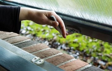 Matteret vindue i hus åbnes udad