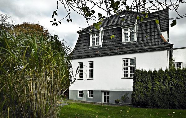 Patriciervilla med kældervinduer i sokkel Etablering af kælder.