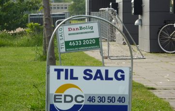 til salg skilte foran huse