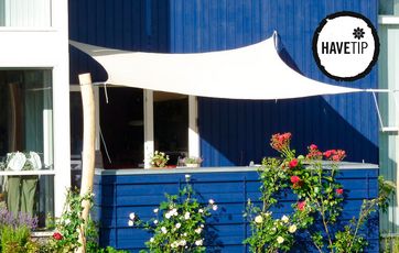 Spænd et sejl over din terrasse og sid ude, selvom vejret er dårligt. Foto: Sascha Schmidt-Faxe