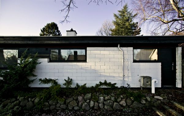 Modernistisk hus med facade i
kalkede gasbetonblokke.