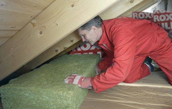 Montering af dampspærre i forbindelse med isolering af loft.