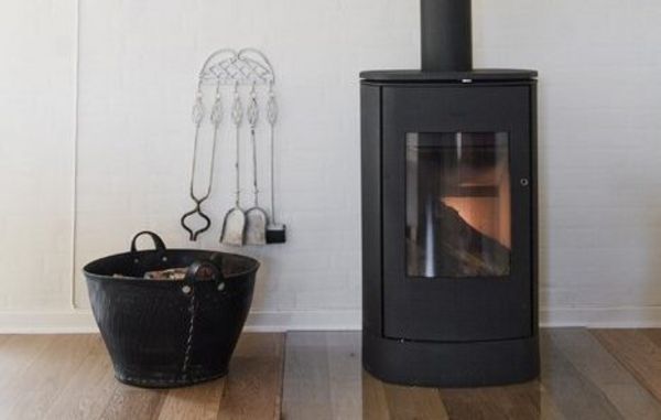 brændeovn i moderne hjem