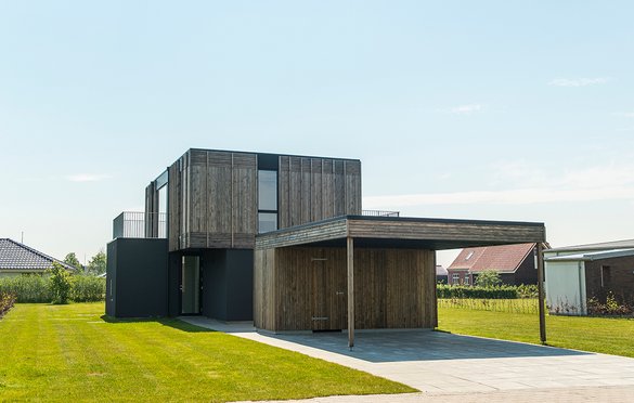 Carporten hænger sammen med det foranderlige hus i Nyborg.