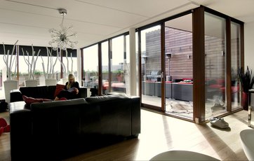 Bagerst i billedet ses de hvide krukker, som fungerer som skillevæg til soveværelset.