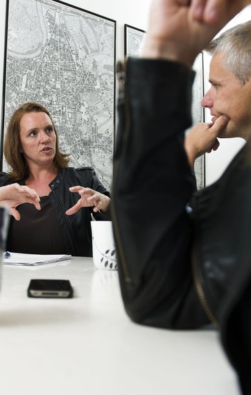 Par får rådgivning om deres byggeprojekt Par får rådgivning om deres byggeprojekt
