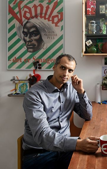 Mattias Tesfaye fra Socialdemokratiet sidder i sit køkken