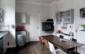 Køkkenet har beholdt sin gamle stil og er indrettet med spisebordet i centrum.