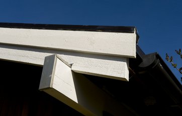 Udkrager bjælke med beskyttende metalkapsel