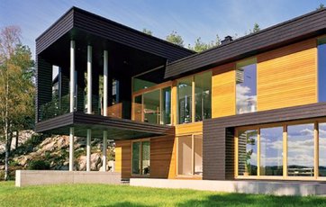 Facade med både oliebehandlet og malet træværk.