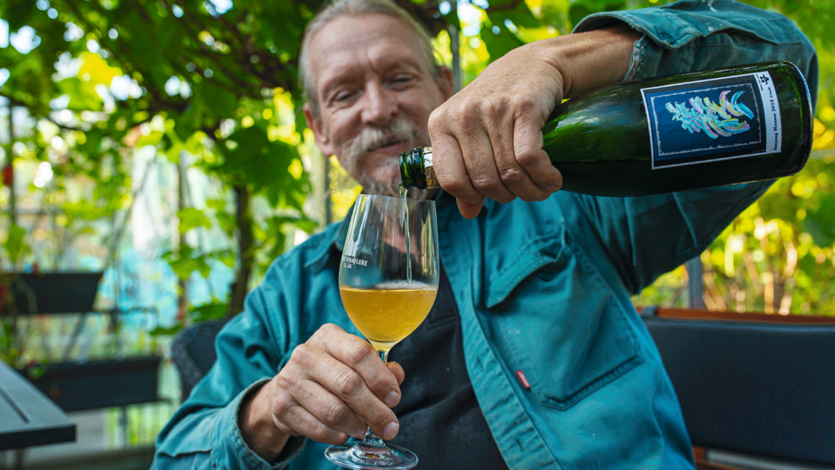 Henning Jensen skænker vin fra vinflaske fra Jusjong Vin