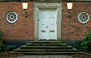 Symmetri omkring patriciervillaens indgang.